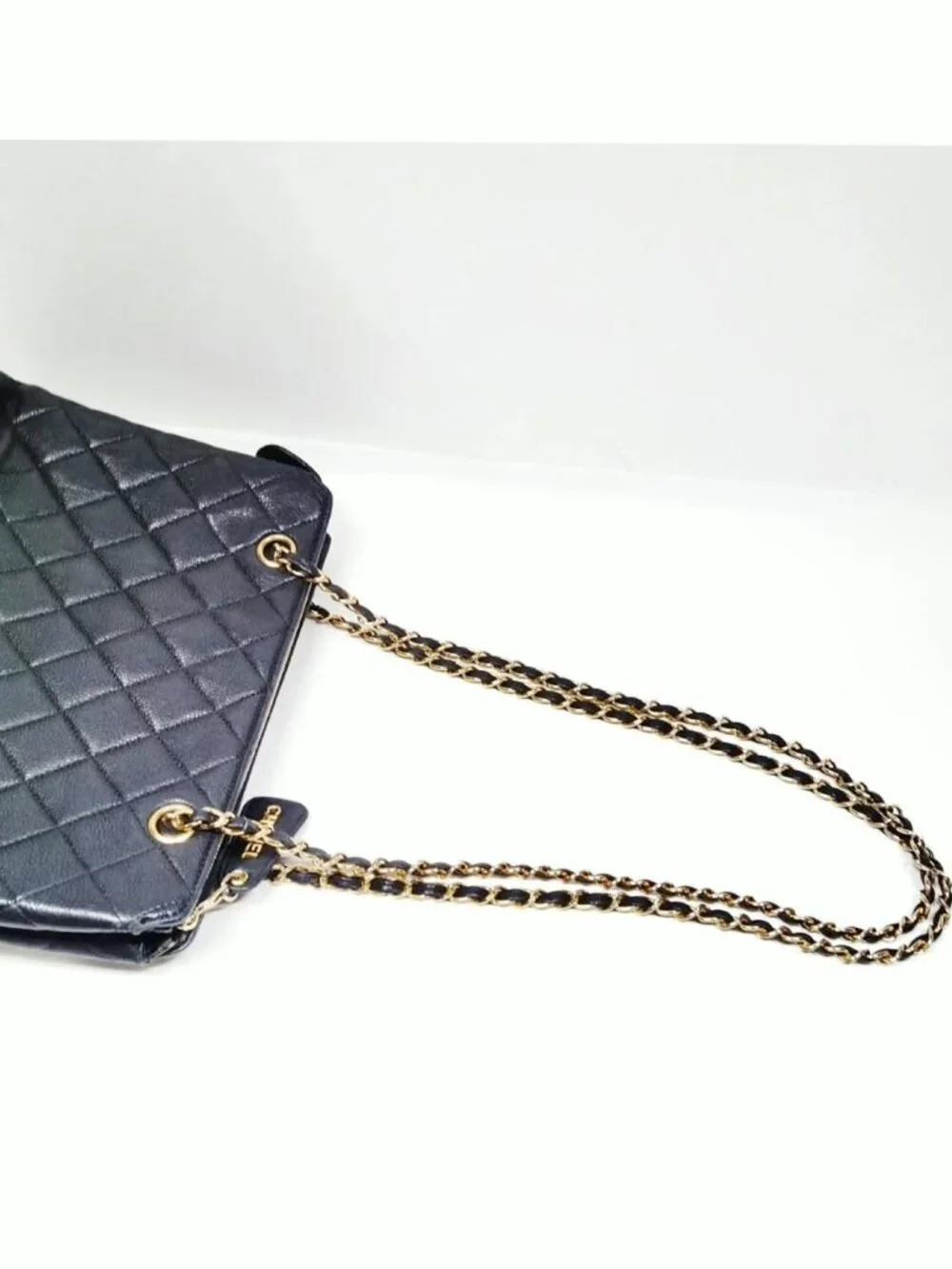 Authentic Chanel Vintage CC Shoulder Bag Black Quilted Leather Gold Chain Bag - Picture 6 of 16